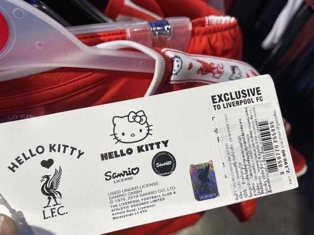 HelloKitty|HelloKitty加盟英超冠军利物浦？这联名款战袍真可爱