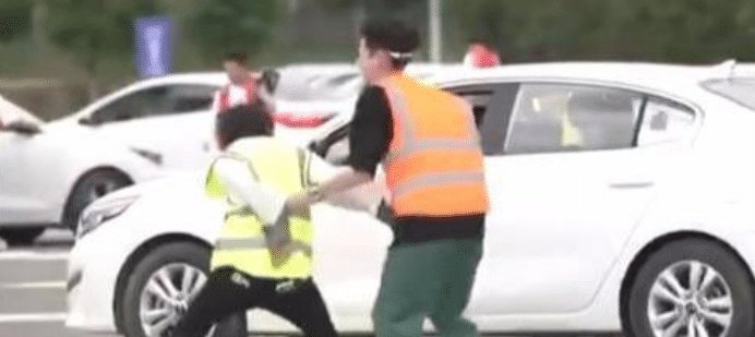  直呼|周深被迫“营业”, 惨遭小鬼腾空抱起! 网友直呼看到了“自己”