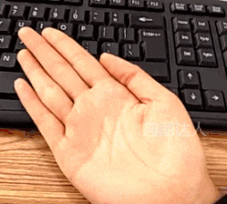 GIF|搞笑GIF：卖菜的不应该都是大妈吗？为什么这位小姐姐这么漂亮？