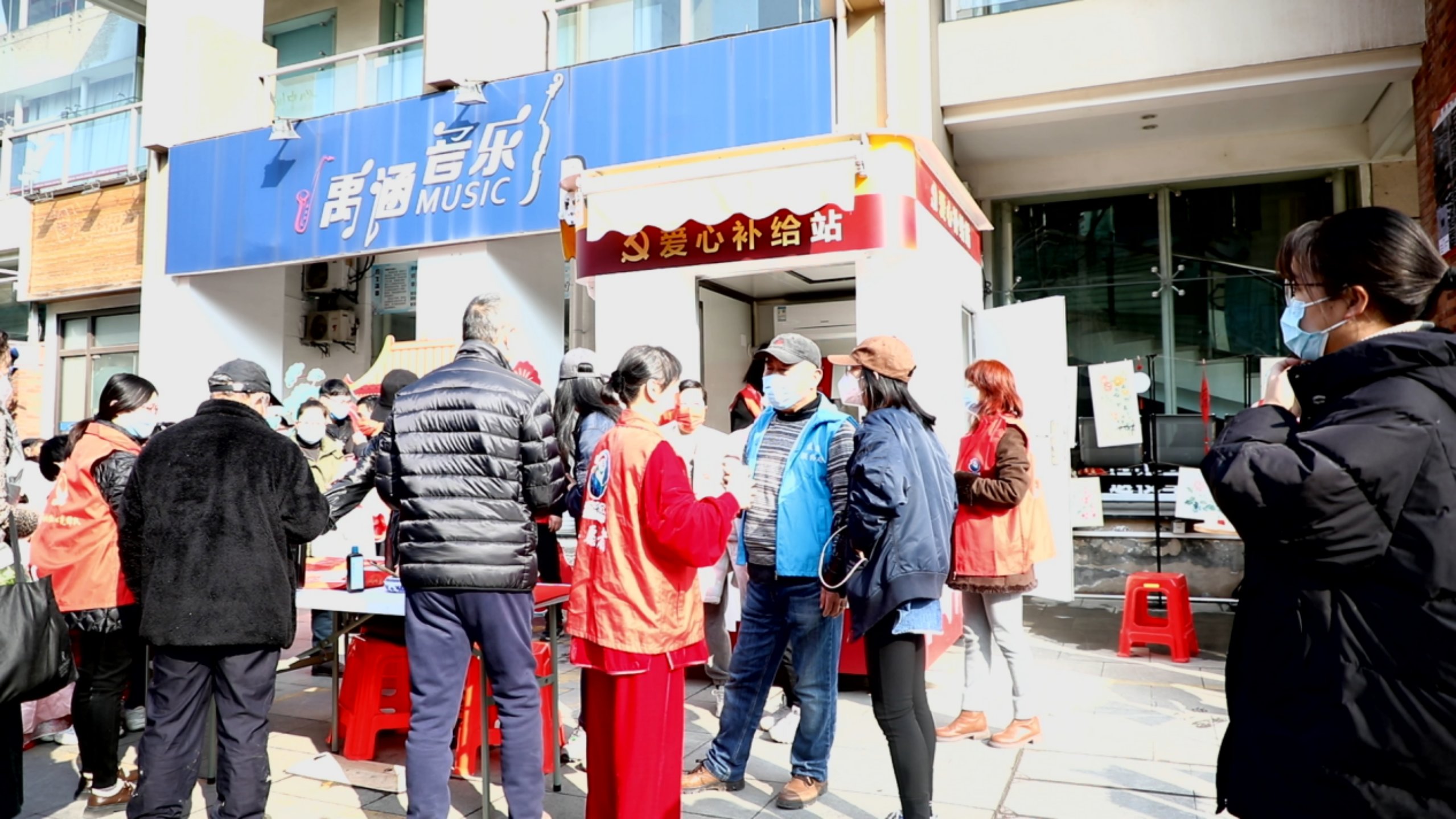 守护居民健康 核酸小屋变身养生茶爱心补给站2023