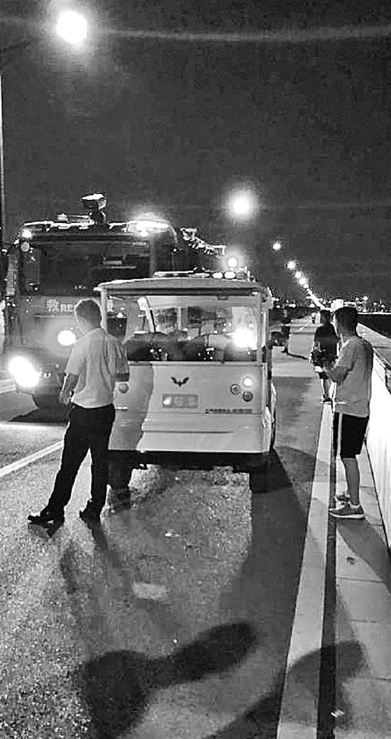  小伙|救了夜骑倒地的小伙