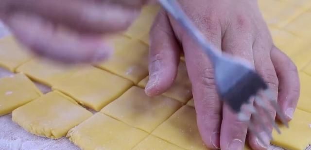  嘎嘣脆|玉米面锅巴这样做，咬一口嘎嘣脆，非常的好吃，做法特别的简单！