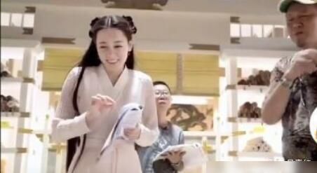  尾巴|枕边书花絮：热巴在线扭屁股，拉出假尾巴叫“跟拔腿毛一样疼”