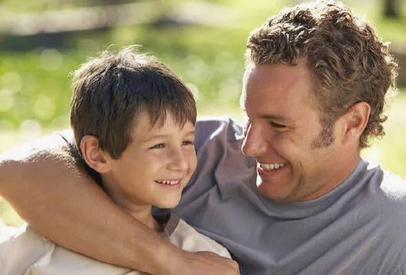 玩耍|过分！广州一男孩玩耍时，被老人又掐又打连扇巴掌，大腿还有明显的淤青！