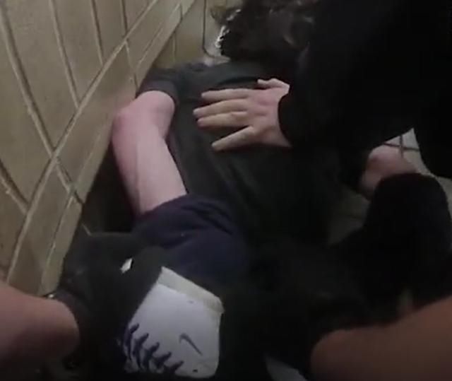  嚎叫|美国流浪汉被黑人警察暴打一顿丢出地铁，他哭喊嚎叫求警察停手