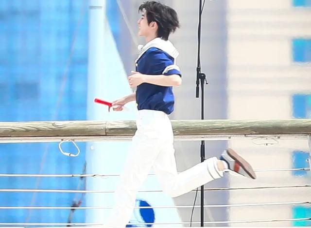  美女|跑男最新生图，蔡徐坤见到同龄美女嘉宾，追风少年秒变小可爱