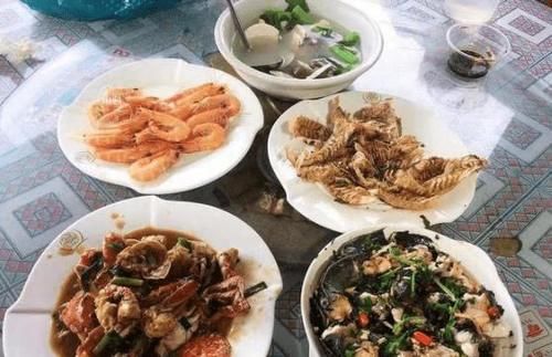  请朋友吃|朋友来做客，请他吃海鲜大餐，饭后说我抠门，海边人：不识货别吃