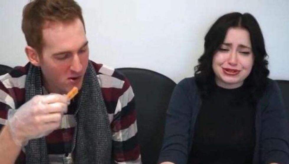 英国人|英国人来中国，咬紧牙买3包辣条，结账时给30块转身就被老板抓住