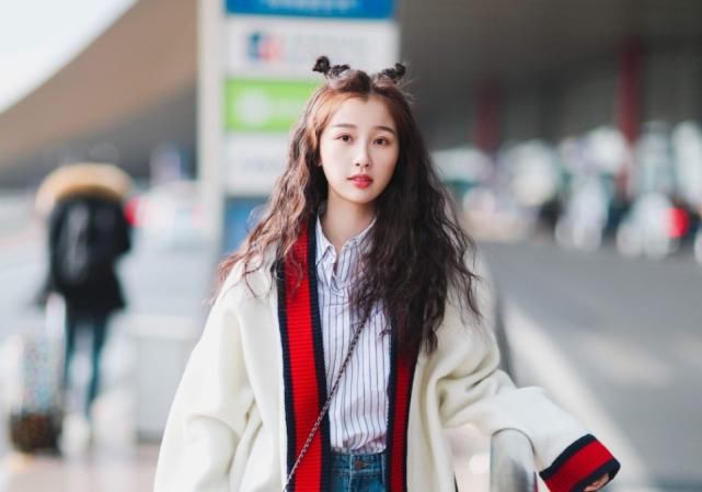  自信|虞书欣红发走秀太飒，神采飞扬特自信，用气场在线撩！