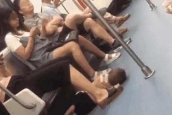 妈妈|地铁上，3岁小男孩睡在妈妈脚下，看清孩子的手后乘客立刻报警