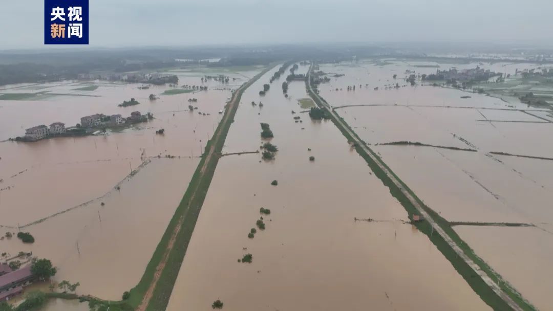 江西多地遭遇特大暴雨，子弟兵紧急驰援！