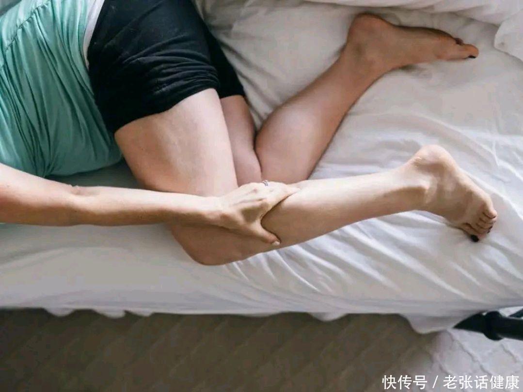 经常喝酒肝脏受损有哪些表现症状(经常喝酒的人，晚上睡觉如果没有3种不适，或说明肝脏还算不错)