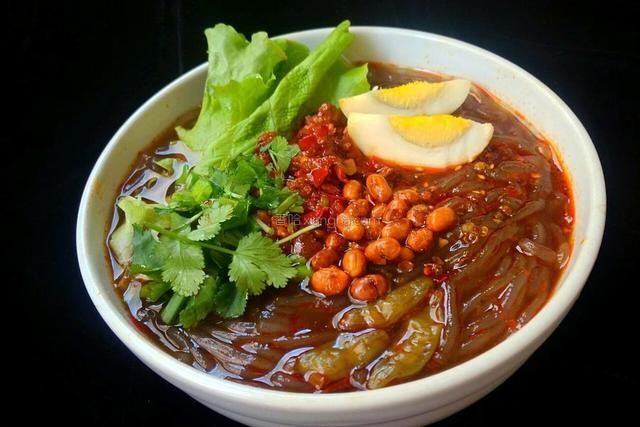  在家|夏天就爱吃它！教你在家做正宗酸辣粉，地道又过瘾
