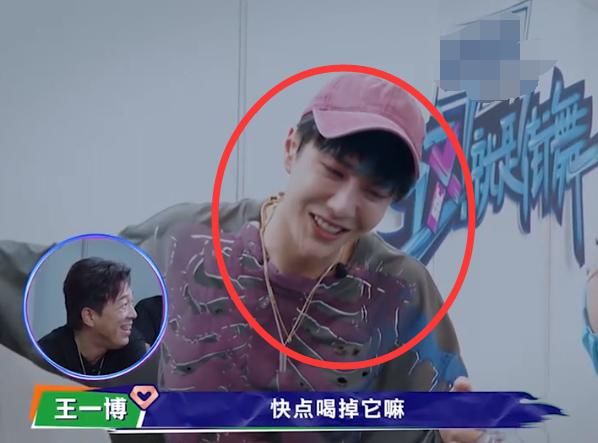  王一博|王一博按照黄渤要求，去牵女学员的手，当两人对视时，谁注意一博的反应？