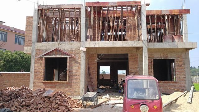 预算|农村建房不要拖，预算不够先建一半，留好钢筋等以后加建