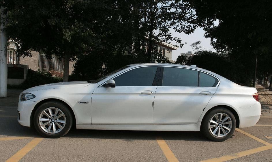  停在路边|宝马胡乱停车，业主直接喷字，车主却怒了：不给10万不算完