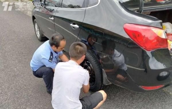  惊险|高速路上爆胎，惊险！交警施以援手，暖心