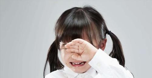  原因|商场里爸爸抱着5岁儿子边走边哭，路人知道原因后，纷纷让开了路