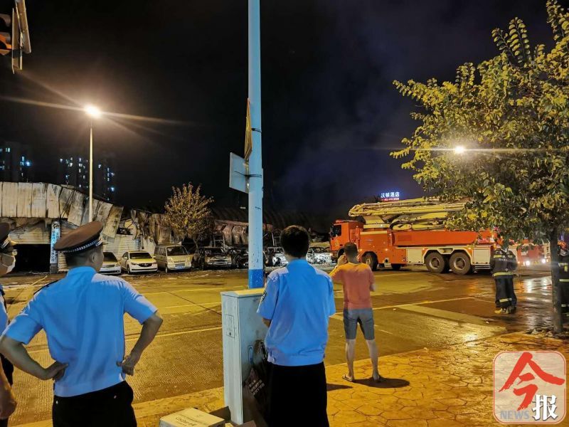  修理厂|「后续报道」航四路一排门面燃起大火，烧毁十多辆汽车