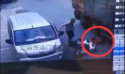  开门杀|惨！路边面包车突然开门，一名骑手被撞后遭大货车碾压身亡