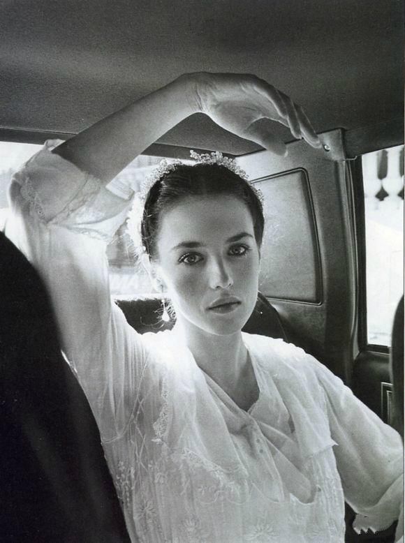 阿佳妮|她是世界最美女星，却沉迷玻尿酸搞僵脸，今65岁瘦身成功颜值回春