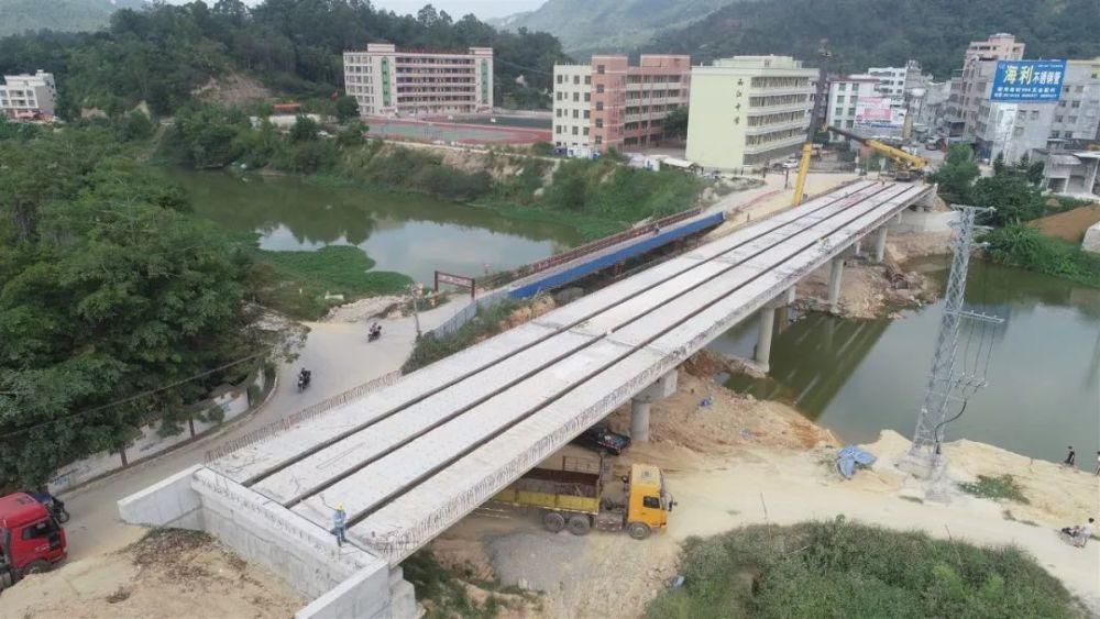 箱梁|西江大桥今日完成箱梁吊装!