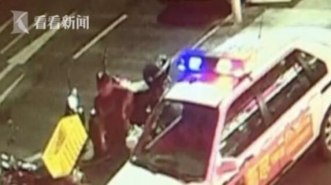 警车|消费不给钱起争执 男子为泄愤"碰瓷"警车!栽了