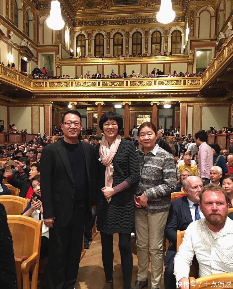 62岁郎平现身法国!退休后全家5口定居美国,土耳其豪门力邀执教 62岁郎平现身法国!退休后全家5口定居美国,土耳其豪门力邀执教