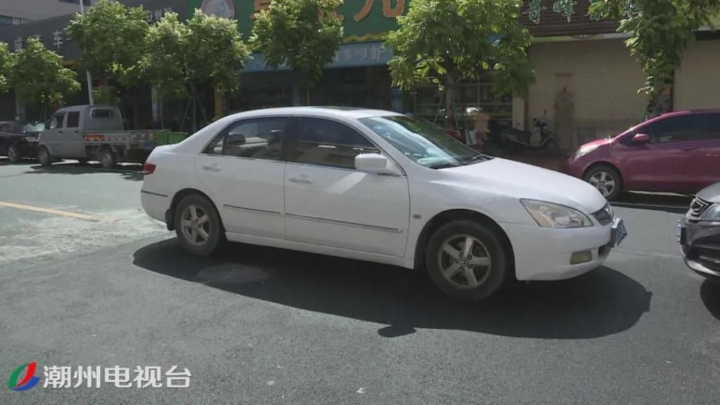 路段|潮州福安路段道路中间停放着近10辆私家车，把路面当成了自己的停车场
