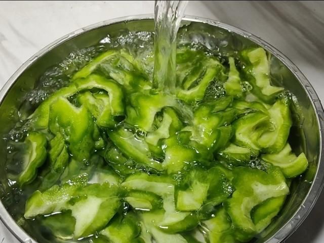  香浓|鱼和苦瓜天生一对，这客家做法超下饭，香浓入味又不苦，太好吃了