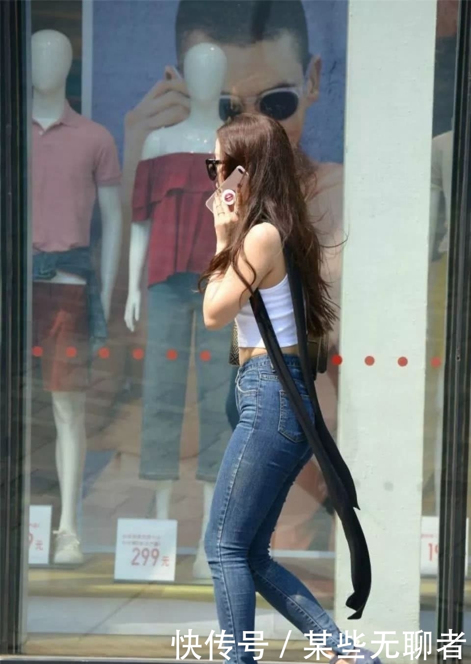 焕发|路人街拍:牛仔裤搭配白色吊装上衣,让你的美焕发光彩