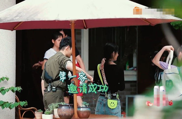  赵丽颖|赵丽颖被路人大狗吓跑，主人赶来道歉后，她下意识的回应显露素养