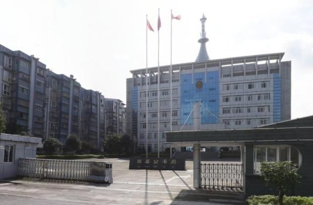 不少网友|“刺青女”狂扇女中学生3分钟，叫嚣＂打不完不许走＂，报应来了！