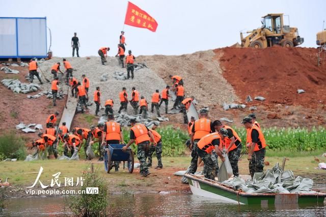 永修|江西永修：九合联圩突发泡泉群 武警官兵紧急封堵