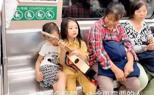 家教|地铁里姐弟俩的坐姿引关注，乘客纷纷点赞父母家教好：高级的炫富