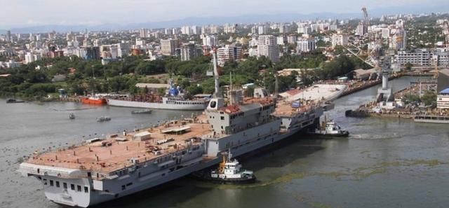  起飞|美战斗机为登上印度航母练习起飞！瘸驴配破车，这才是真爱