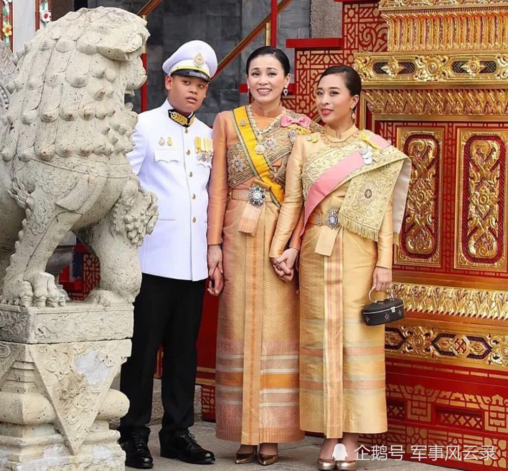  有种|有种“高情商”叫苏提达，68岁泰王起身立马搀扶，牵手王子公主深受认可