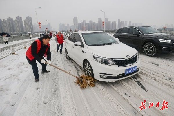 冰雪路车滑难行，他们变身“推车侠”