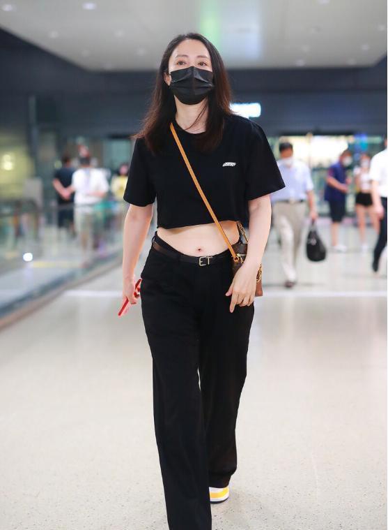 董璇|本以为奔四董璇很普通,看到衣摆后太时髦,露出小蛮腰太吸睛