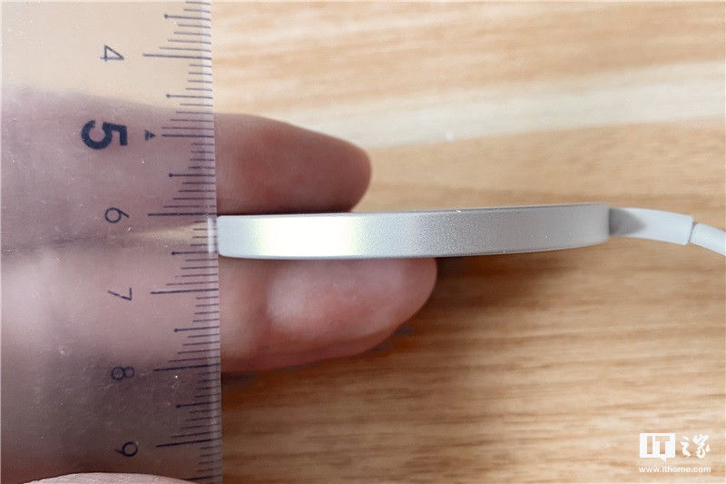 充电器|＂苹果 MagSafe 充电器＂第一时间开箱与简评