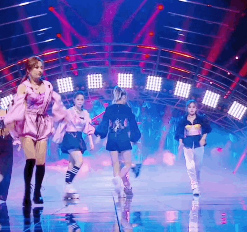  打回|吴昕在浪姐中逆袭，重回主持界却打回原形，本质还是业务能力欠缺