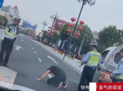 求饶|早干嘛去了?男子被查后对交警磕头求饶:好哥哥你放我一条生路!