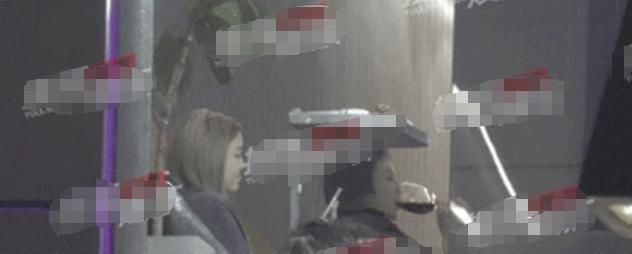  样子|王菲陪女儿李嫣做头发，李嫣黄发显眼，一年轻男子与二人动作亲密