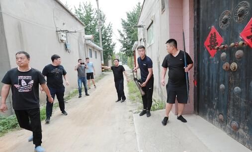  堪比|临沂公安持枪围捕偷电缆贼 现场堪比电影大片