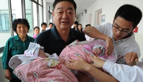 奶粉|失独母亲60岁生育双胞胎，奔走全国为挣“奶粉钱”，如今被骗21万