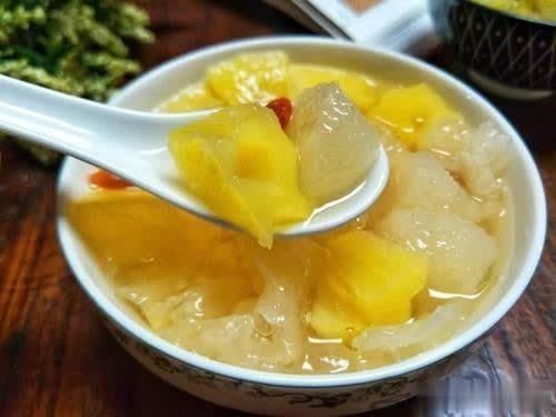 胡萝卜|胡萝卜丝炒鸡蛋，酸豆角五花肉，菠萝银耳羹，醋溜白菜的做法