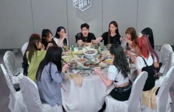  盒饭|太坑了！一碗盒饭节目组要价150元，被火箭少女吐槽：镶了金吗