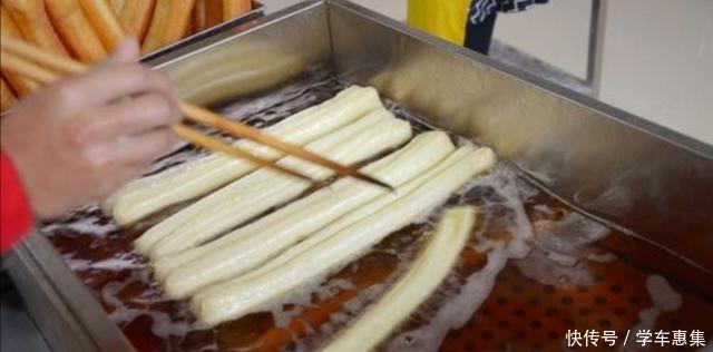 摆摊|摆摊大爷炸油条时，面粉不是重点！少了“它”，油条立刻就变软