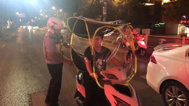 严查|【创文进行时】婺源公安交警严查各类违法行为