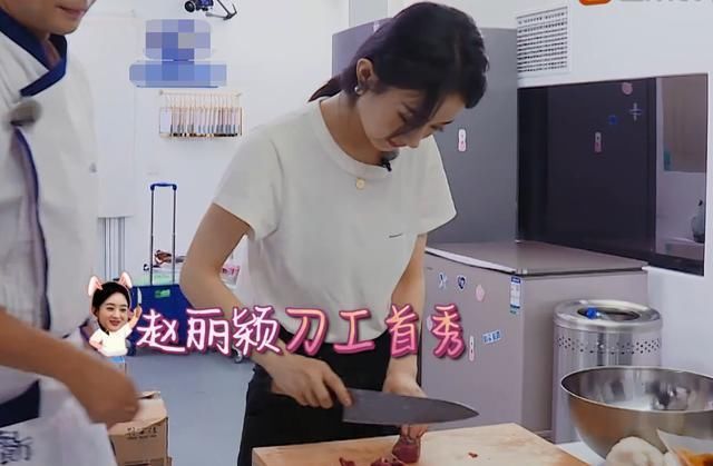 林大厨|赵丽颖节目切牛肉,镜头给到她手部特写,这是对备菜最大的尊重